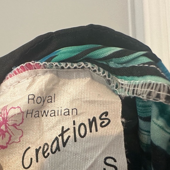 vintage Hawaiian muumuu, a traditional loose-fitting gown ,vibrant floral prints - Picture 8 of 8